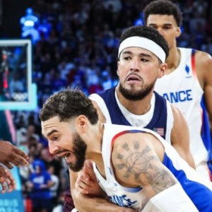 多平台观看-从数据刷子到无名MVP！布克再次蜕变太阳迎曙光