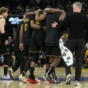 热门直播-巴特勒倒下，王朝将尽？勇士和库里都站在一个无法回避的历史拐点|吉米·巴特勒|斯蒂芬·库里|库明加|迈阿密热火队|金州勇士队_新浪体育_新浪新闻